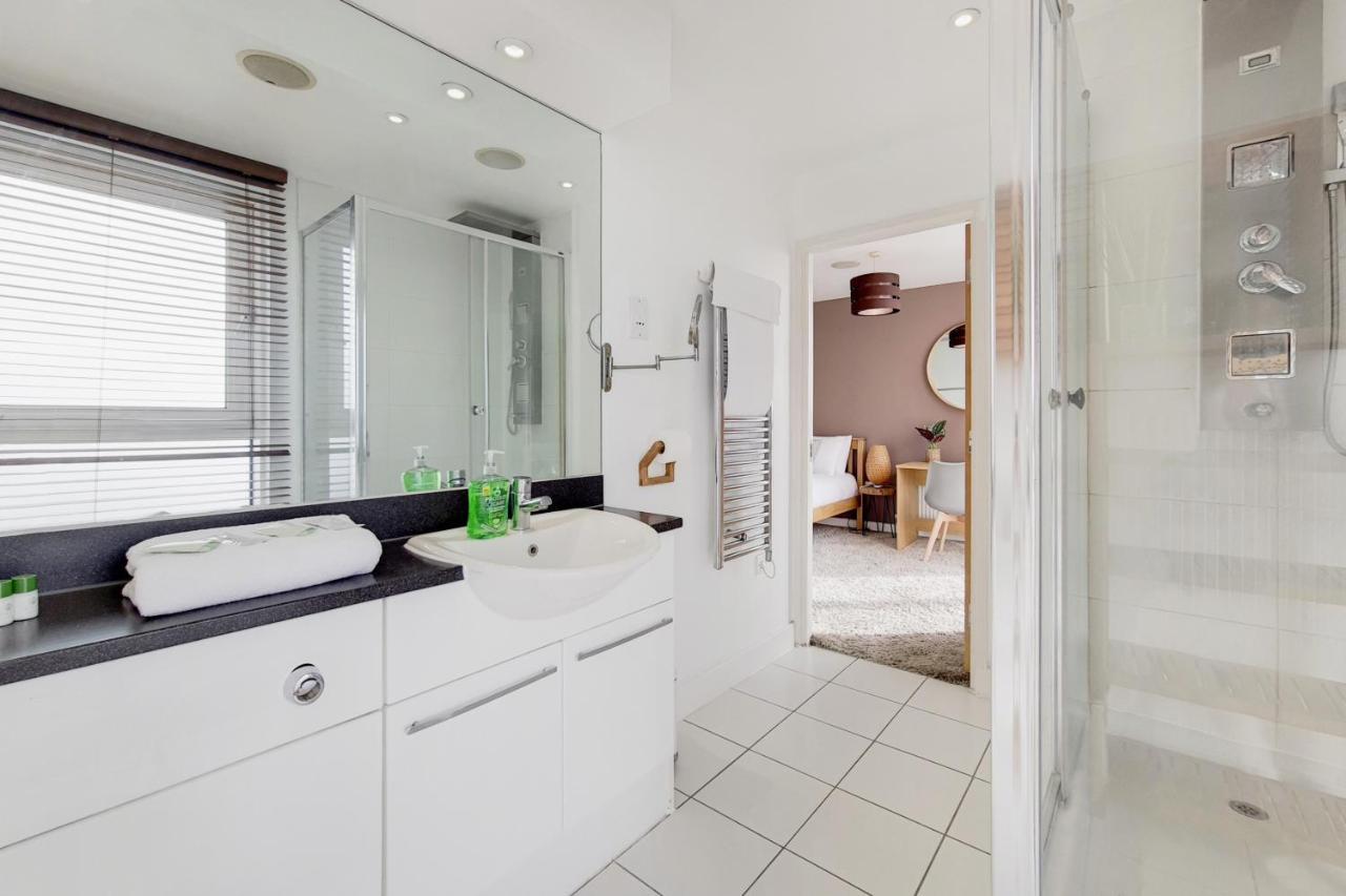 Deluxe Three Bedroom Apartment By London Excel Stays Luaran gambar